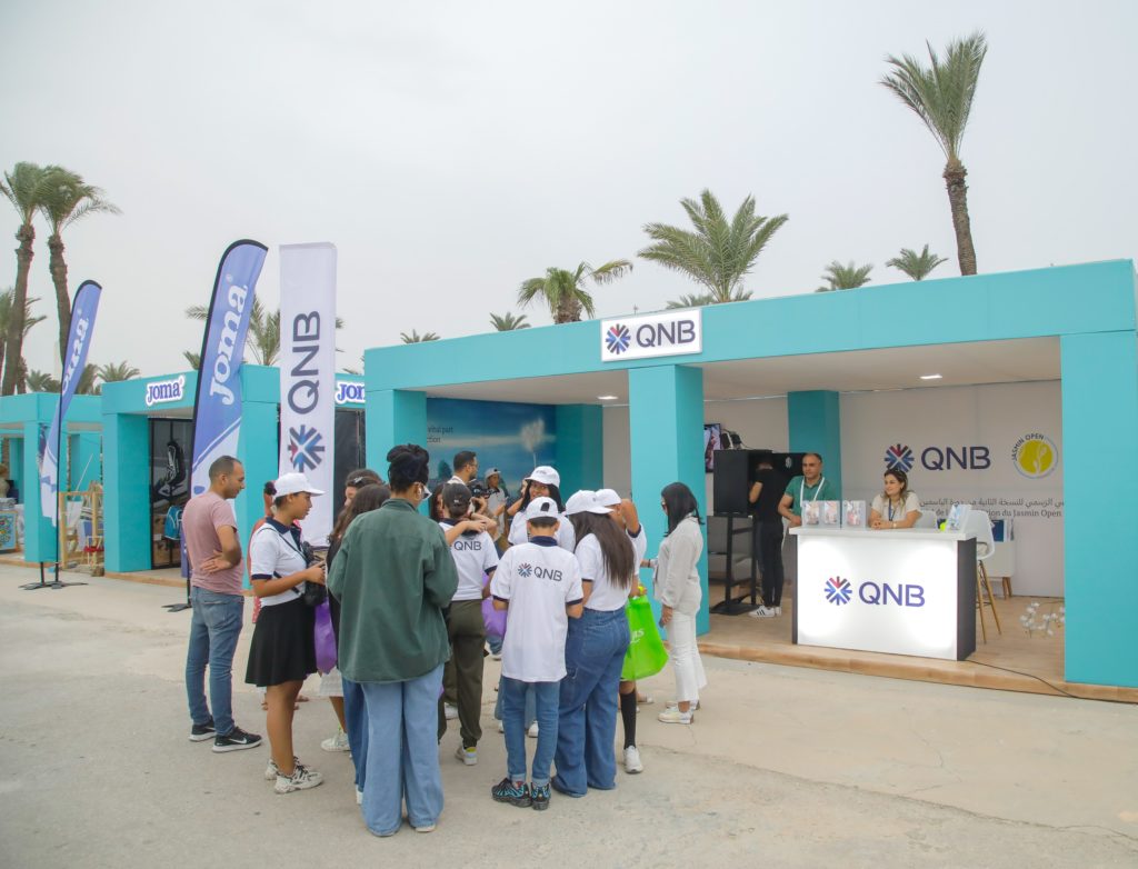 QNB organise une visite au tournoi « Jasmin Open » à Monastir en faveur des enfants du village Akouda